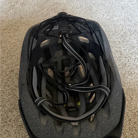 Bontrager Solstice MIPS Bike Helmet – Matte Black, Size M/L - Picture 3 of 4